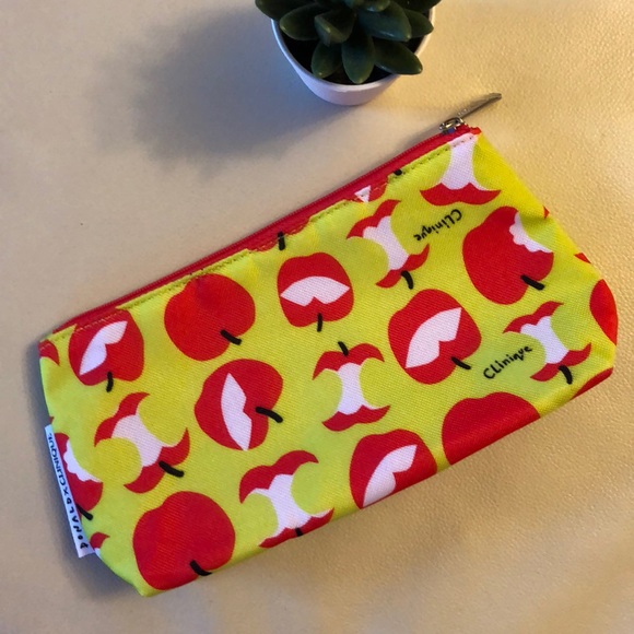 Clinique Accessories - 🍎🍏Clinique cosmetic bag